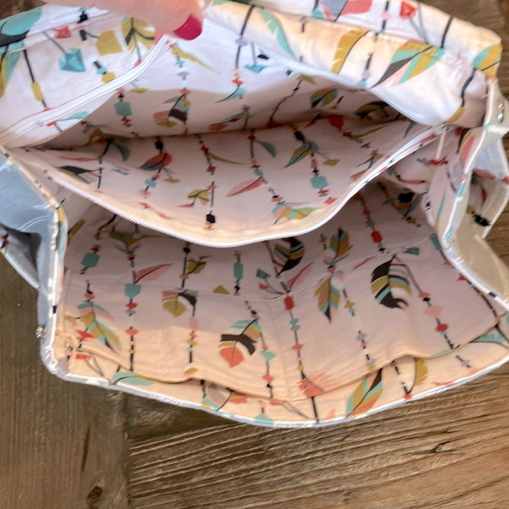 Lightweight Grey Arrow Patterned Backpack - image 5